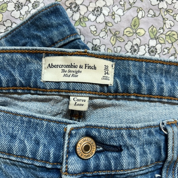 Abercrombie Curve Love Mid Rise Straight Leg Jean - Picture 3 of 4